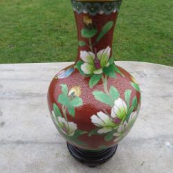 Art d'Asie - Vase en &eacute;maux cloisonn&eacute;s &agrave; d&eacute;cor floral et papillon - CHINE (Milieu XX&eacute;)