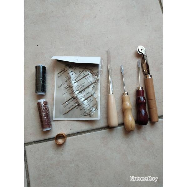 BRADE - N�cessaire de couture pour le cuir avec fil cir�, aiguilles, poin�ons, etc... NEUF