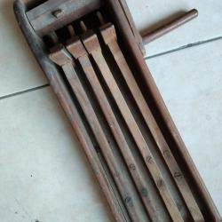 Ancien effaroucheur &agrave; marteaux bois massif parfaitement fonctionnel TBE