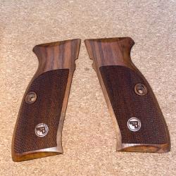 Superbes plaquettes grips en noyer huil&eacute; pour pistolet CZ75