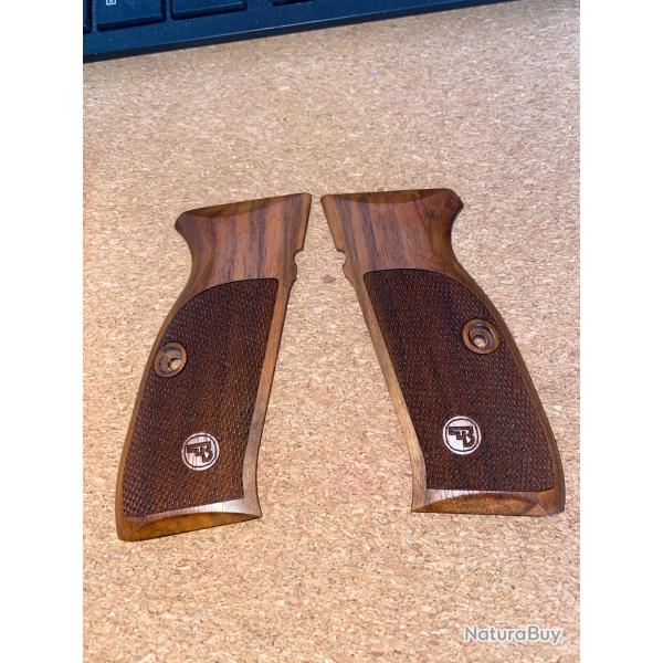 Superbes plaquettes grips en noyer huil� pour pistolet CZ75