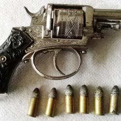 Joli Revolver Allemand avec ses munitions