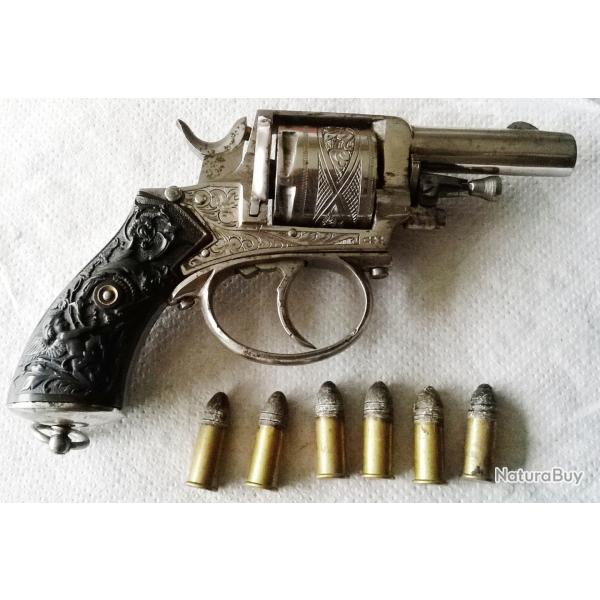 Joli Revolver Allemand avec ses munitions