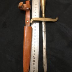 pique couille poignard