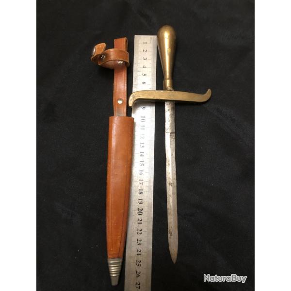 pique couille poignard