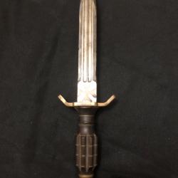 dague poignard couteau avec croix des templiers manche en forme de grenade travail artisanal