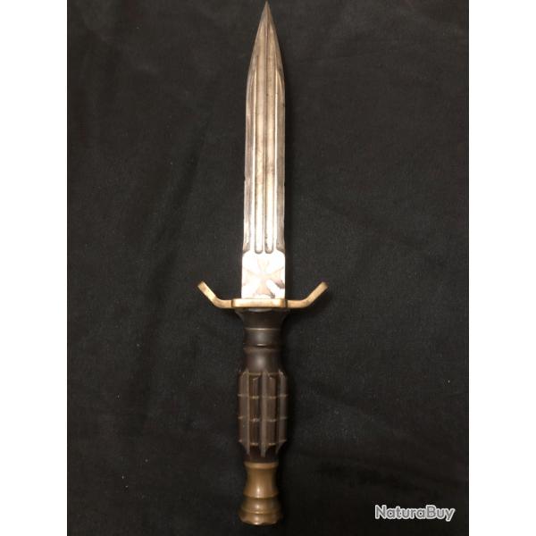 dague poignard couteau avec croix des templiers manche en forme de grenade travail artisanal