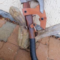 Hache De Viking Bj&ouml;rn C&ocirc;te-de-Fer Lame Acier Carbone 1055 Manche Bois Etui Cuir Fabric Artisanale
