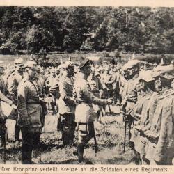 CPA - Der kronprinz verleilt Kreuze an die Soldaten eines R&eacute;giments -N7241