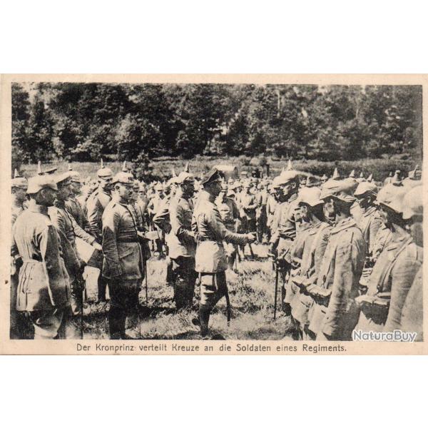 CPA - Der kronprinz verleilt Kreuze an die Soldaten eines R�giments -N7241