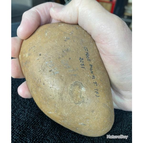 P�rigordien - Percuteur � main ou T�te de hache - Gisemen Gros Monts Ter/III (for�t de Nemours)