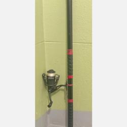 CANNE SOLIDE 3,60m + SON MOULINET NEUF. REMPLI DE 225m DE FIL WATER QUEEN DE 0,25