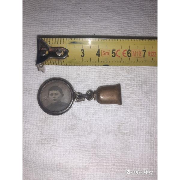 Ancien petit m�daillon avec petit sac en laiton Marqu� PARIS