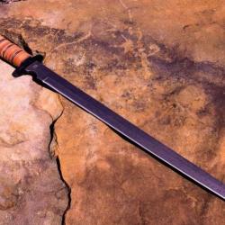 &Eacute;p&eacute;e de combat Lame en acier carbone Etui en Nylon Manche en Cuir