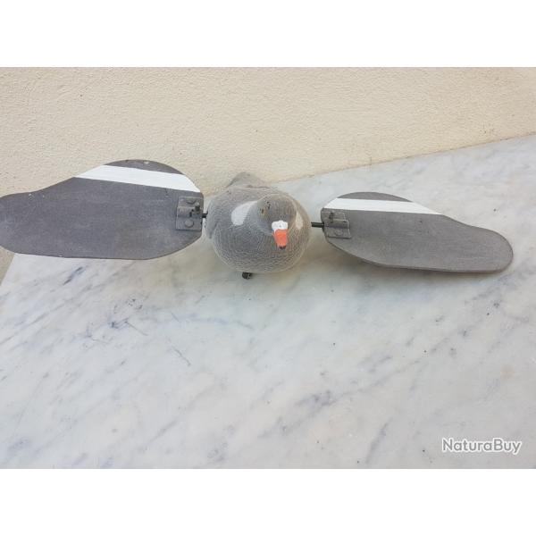 Appelant pigeon �lectrique � ailes tournantes