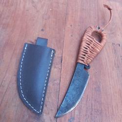 Joli Couteau FORG&Eacute; avec &Eacute;tui en cuir