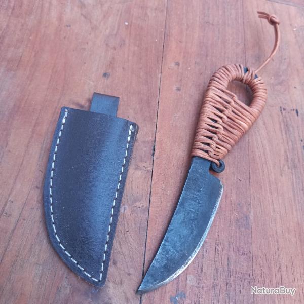Joli Couteau FORG� avec �tui en cuir