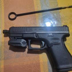 1 � sans prix de r&eacute;serve Glock 44 filet&eacute; avec 2 chargeurs et silencieux B&T m9X0.75