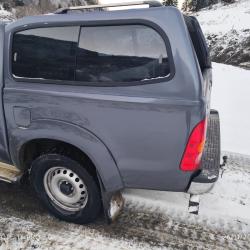 Hard top hilux double cabine avec porte arri&egrave;re endommag&eacute; ( vitre cass&eacute;e)