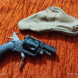 Tr&egrave;s beau Revolver bulldog type V&eacute;lodog chambr&eacute; 320 avec s&ucirc;ret&eacute; lat&eacute;rale.grav&eacute; Manne Bruxelles