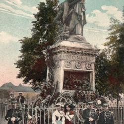 CPA - MARS-la-TOUR " L'Alsacienne " et la " Lorraine " accompagn&eacute;e de gendarme Fran&ccedil;ais -N&deg;7262