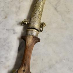 LONG COUTEAU KOUMMYA DU MAGHREB, XIX&deg; SIECLE, TOUT EN LAITON MASSIF