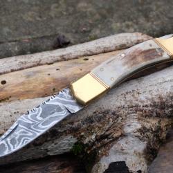 Couteau Damas Lame 128 Couches Clip Point Manche Bois de Cerf Dos Guilloch&eacute; Fab Artisanale Lockback