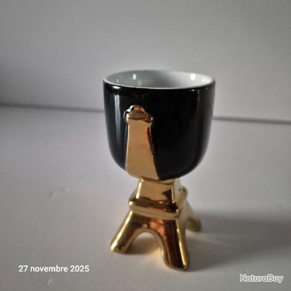 La Tour Eiffel en coquetier,  porcelaine d'�poque moderne or et noir