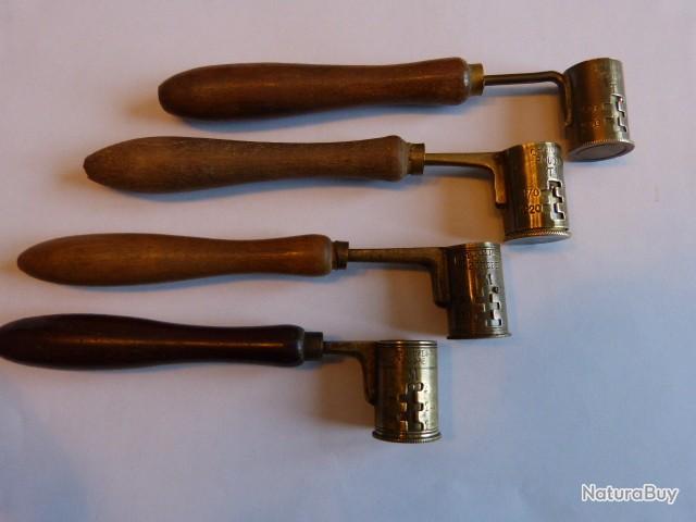 quot; PRIX EN BAISSE 2 " TRES RARE ET ANCIENNE DOSETTE A POUDRE "DIXON quot; PRIX EN BAISSE 2 " TRES RARE ET ANCIENNE DOSETTE A POUDRE "DIXON