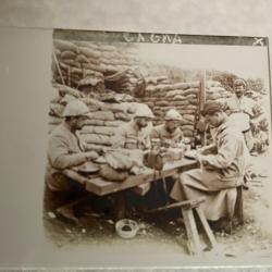 Ancienne plaque st&eacute;r&eacute;o en verre WW1 La soupe devant la cagna tranch&eacute;e