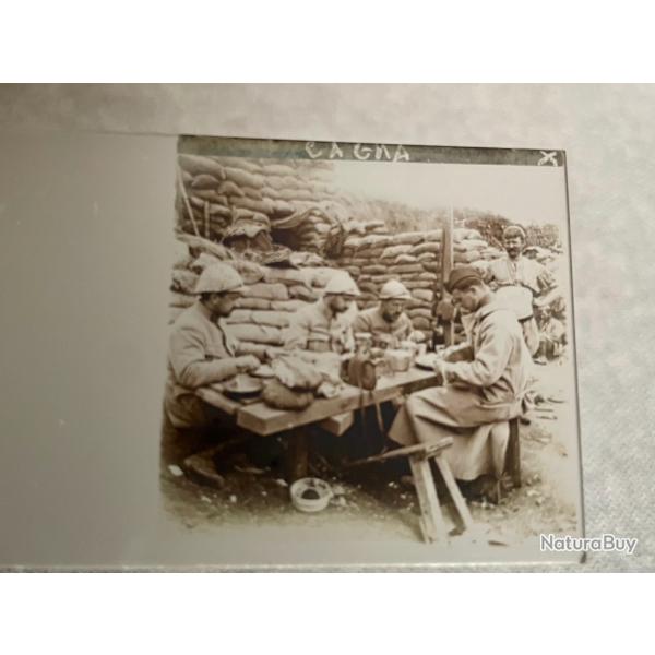 Ancienne plaque st�r�o en verre WW1 La soupe devant la cagna tranch�e