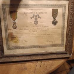 CADRE RENFERMANT UN DIPL&Ocirc;ME, M&Eacute;DAILLE MILITAIRE ET CROIX DE GUERRE 14/18