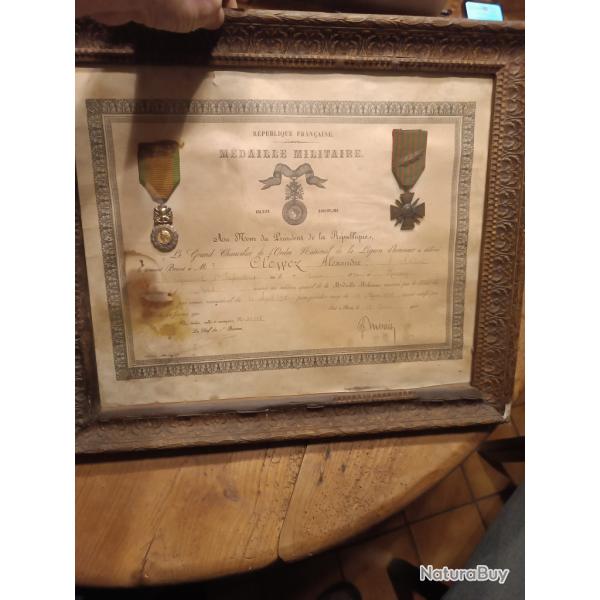 CADRE RENFERMANT UN DIPL�ME, M�DAILLE MILITAIRE ET CROIX DE GUERRE 14/18