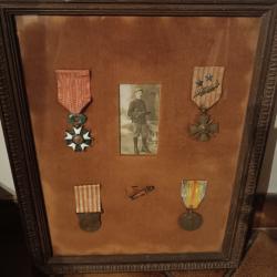 CADRE RENFERMANT 4 M&Eacute;DAILLES + 1 BARRETTE MILITAIRE