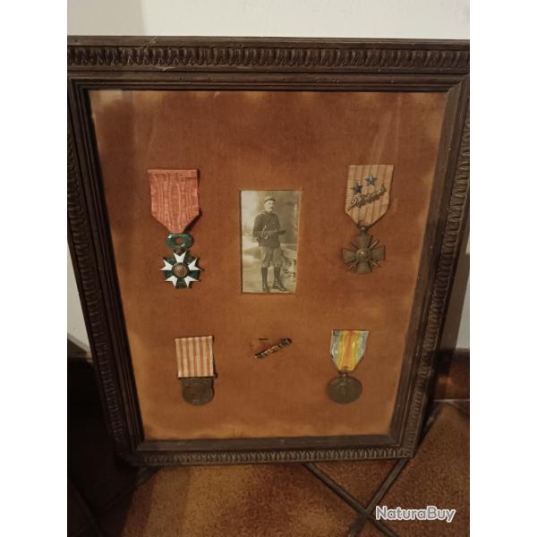 CADRE RENFERMANT 4 M�DAILLES + 1 BARRETTE MILITAIRE
