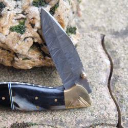 Beau Couteau Damas Lame Drop Point 128 Couches Manche B&eacute;lier & R&eacute;sine Fabric Artisanale Linerlock 00