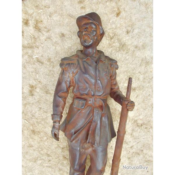 GRANDE STATUETTE D'UN OFFICIER U.S. EN REGULE.