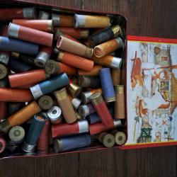 Bo&icirc;te de 80 ,cartouches  anciennes  cal 12 douilles cartons sortie  grenier