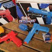 1,9 millier Images et Photos de Paintball gun silhouette Libres de Droits