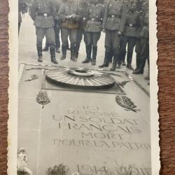 Photo groupe de soldats allemands devant la tombe du Soldat inconnu WW2 1940
