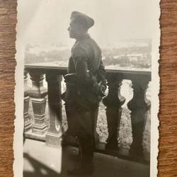 Photo d'un soldat allemand sur la tour Eiffel WW2 1940