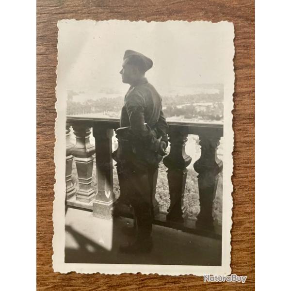 Photo d'un soldat allemand sur la tour Eiffel WW2 1940