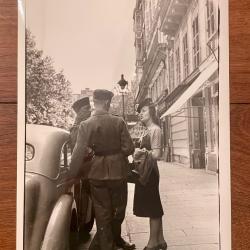Photo Paris sous l'occupation WW2 soldats allemands et femme fran&ccedil;aise discutant