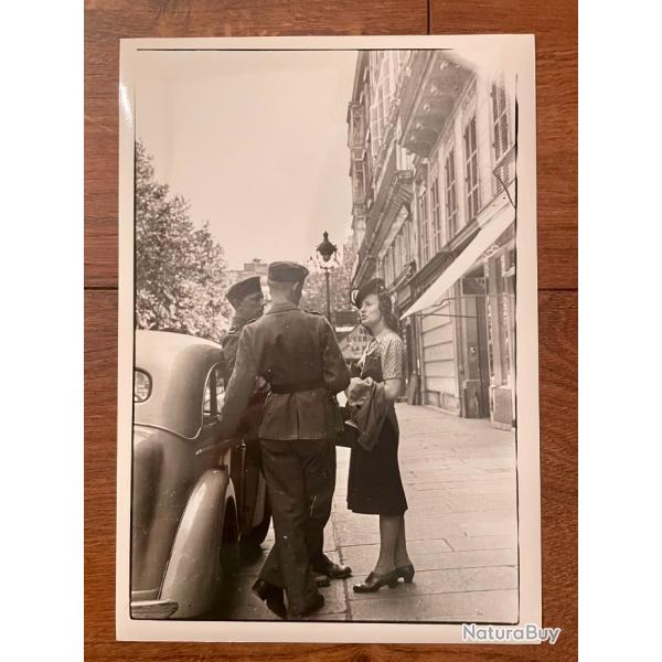 Photo Paris sous l'occupation WW2 soldats allemands et femme fran�aise discutant