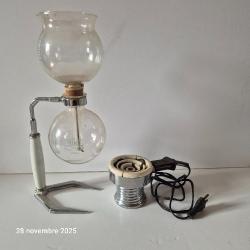 Tr&egrave;s belle cafeti&egrave;re Hellem en verre Pyrex, support m&eacute;tal et porcelaine.