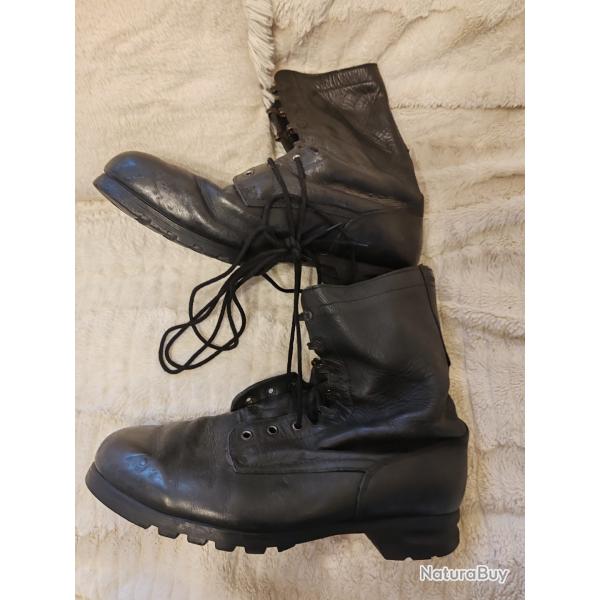 PAIRE DE RANGERS ARM�E TCH�QUE MODELE M-90