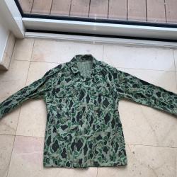 Tenue camoufl&eacute;e Indochine. Petite taille . Veste et pantalon