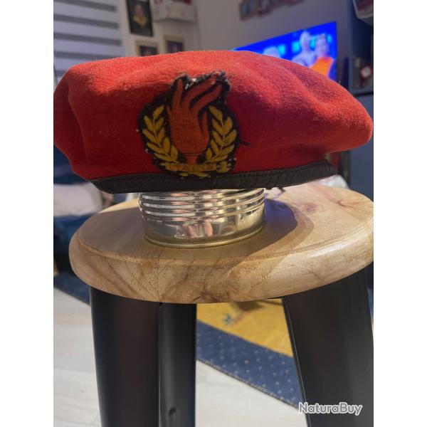 un b�ret de m�decin italien d'une division parachutiste ww2