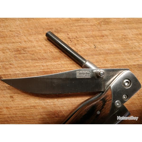 Couteau de poche avec allume feu grattoir