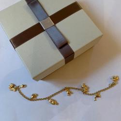 Bracelet &agrave; breloques or jaune 18 carats 750/1000 en excellent &eacute;tat